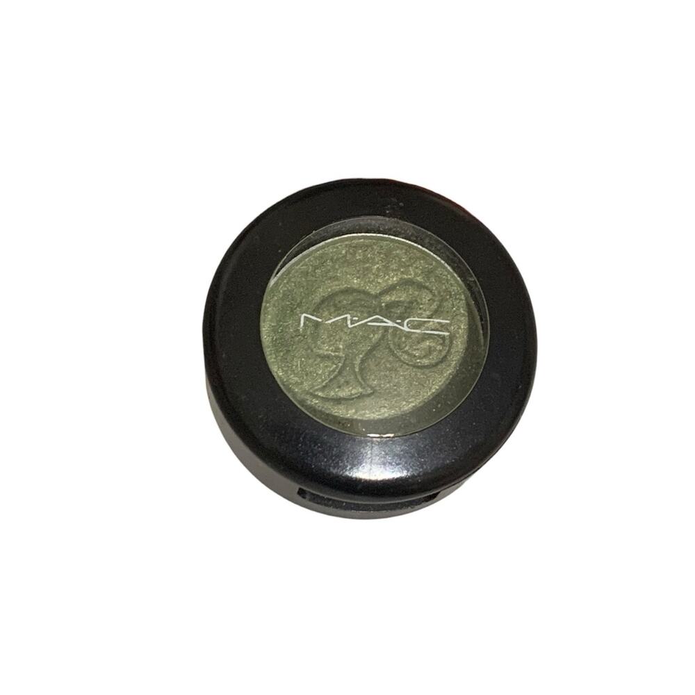 MAC Barbie SPRINGTIME SKIPPER Veluxe Pearl Eye Shadow (0.04 oz./Full Size)